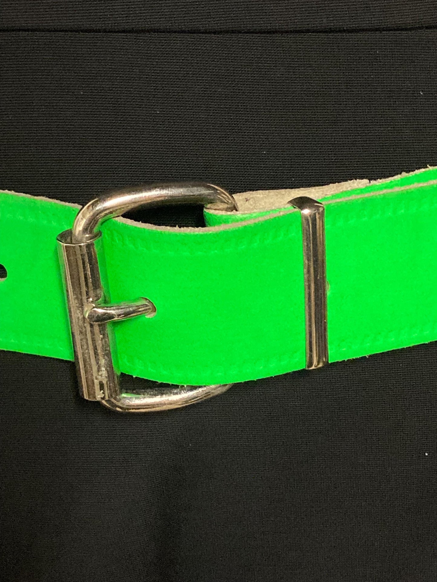 80s vintage thick genuine leather studded belt. Green dayglo with changeable buckle and 2 rows of conical silver metal studs. NOS size M