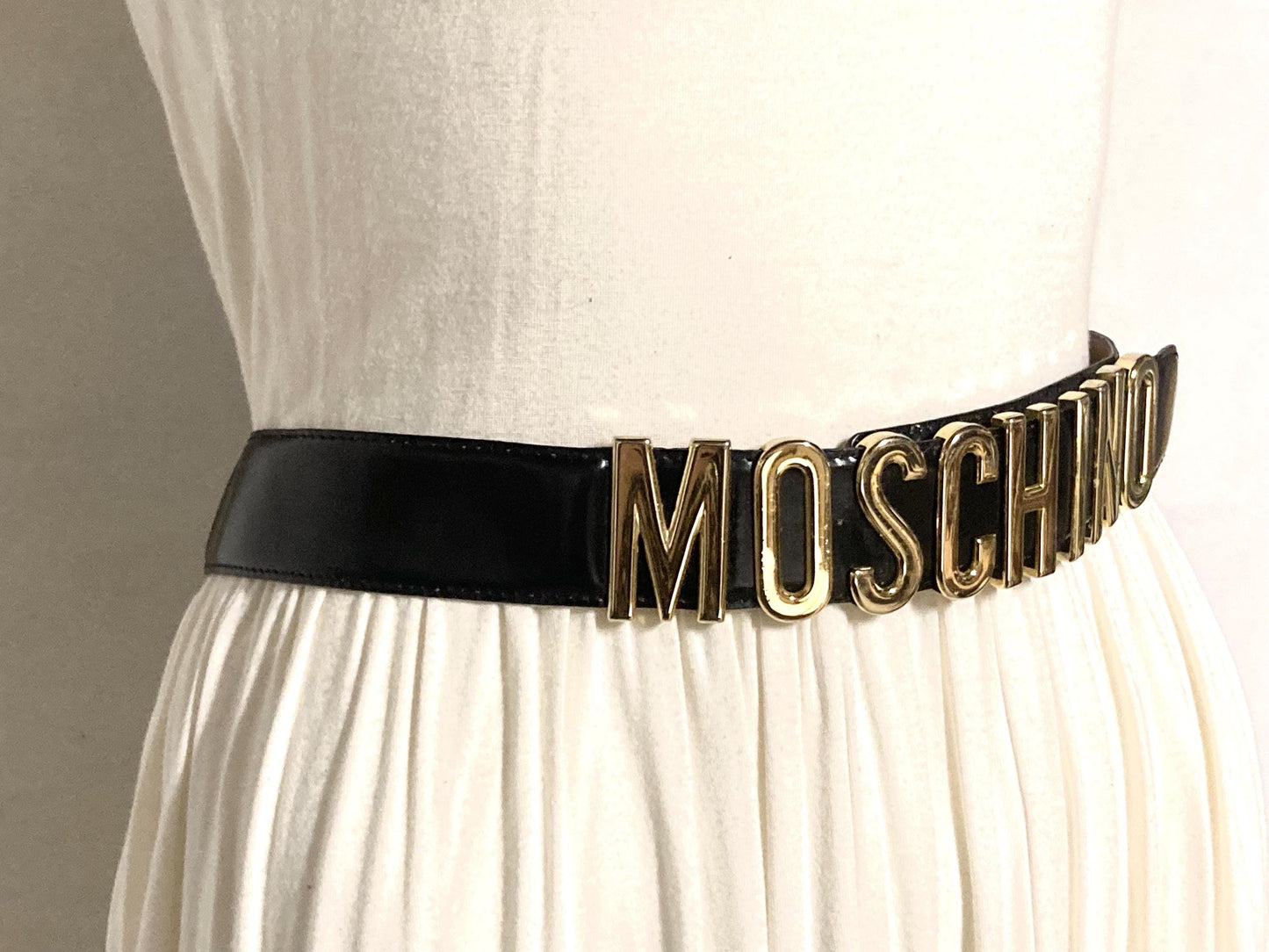 Moschino 90s vintage womens dress belt in black genuine leather. Iconic individual golden moving letters logo. Made in Italy. 80s. NOS
