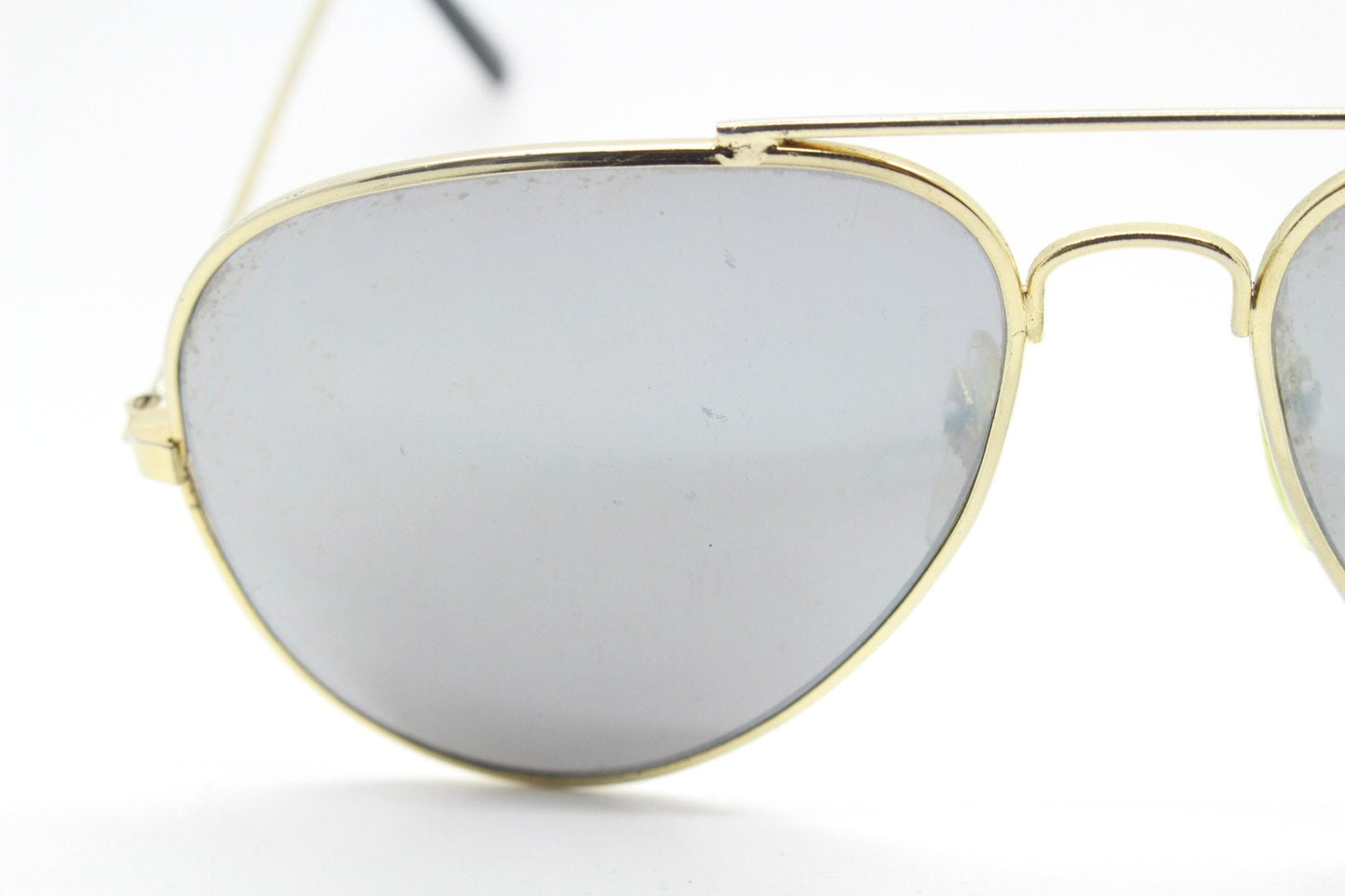 80s vintage aviator sunglasses. Optimal shape classic pilot aviators in a gold metal frame with silver mirror lenses. Teardrop, NOS