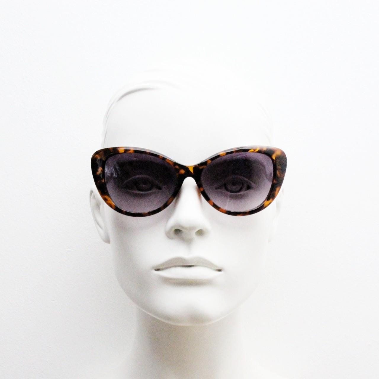 Vintage Y2K oval cat eye sunglasses. 2000s womens tortoise cateye with black graduating lenses. Rockabilly pin up. NOS catseye