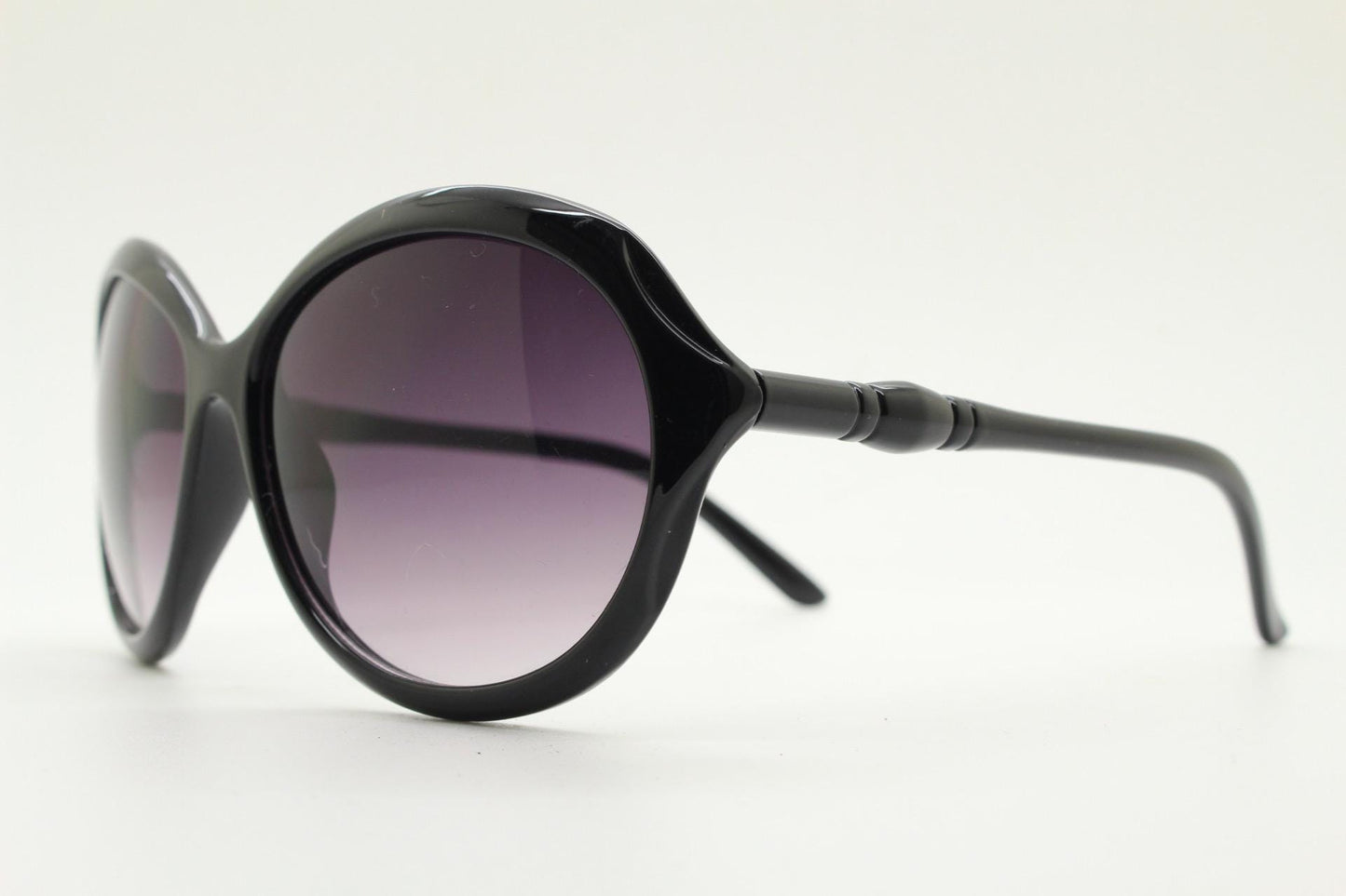 Y2K vintage big round sunglasses. Women's classical 60s design in plain black gloss with graduating lenses. Oversized 2000s. 00s NOS