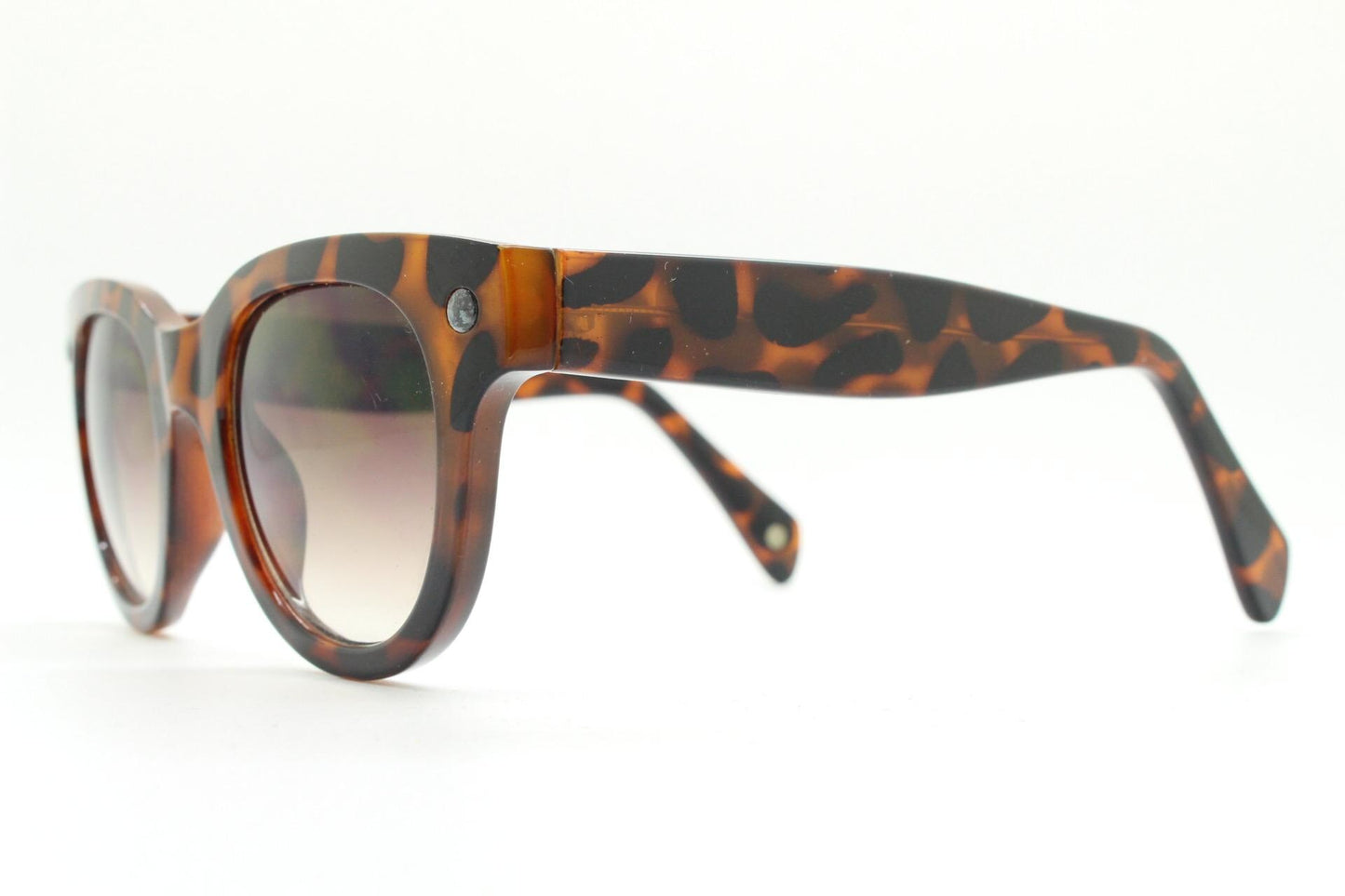 Nine West Y2K round vintage sunglasses. Brown to beige transparent ombre fade acetate frame. Womens 2000s bug eye