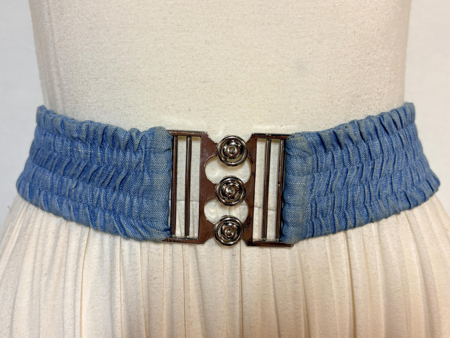 80s vintage womens elastic denim stretch belt. Flattering cinch design to wear with a dress. Chrome circles buckle. Country and western
