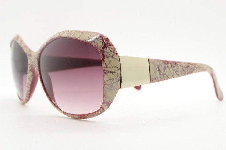 2000s s vintage abstract round sunglasses by Liz Claiborne New York. Psychedelic beige crackle print bug eye with graduating lenses. Y2K NOS