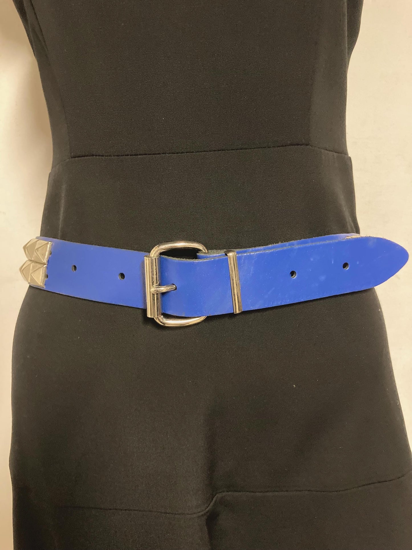 80s vintage thick genuine leather studded belt.  Royal blue with changeable buckle and 2 rows of conical silver metal studs. NOS size M