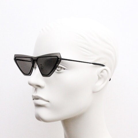Kenzo flat screen triangular futuristic cat eye. Slight mirror glaze mono lens on black matt metal wire frame. NOS Cateye