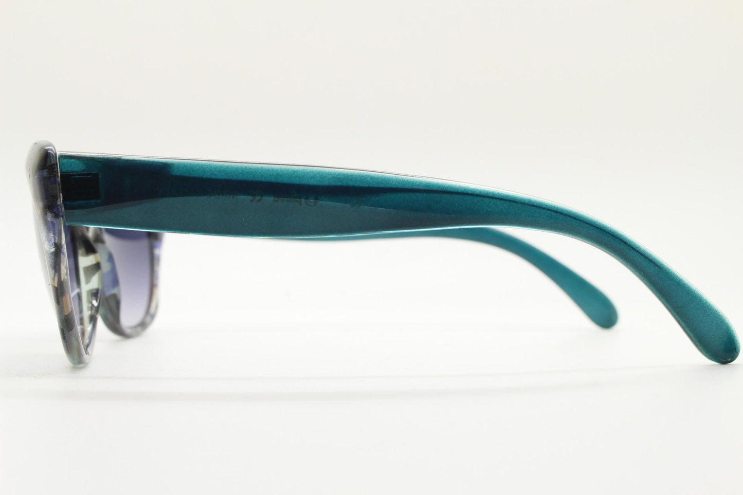 Piave 80s vintage colourful cat eye sunglasses made in Italy. Transparent cateye with abstract marbled patterns and gradient lenses. NOS