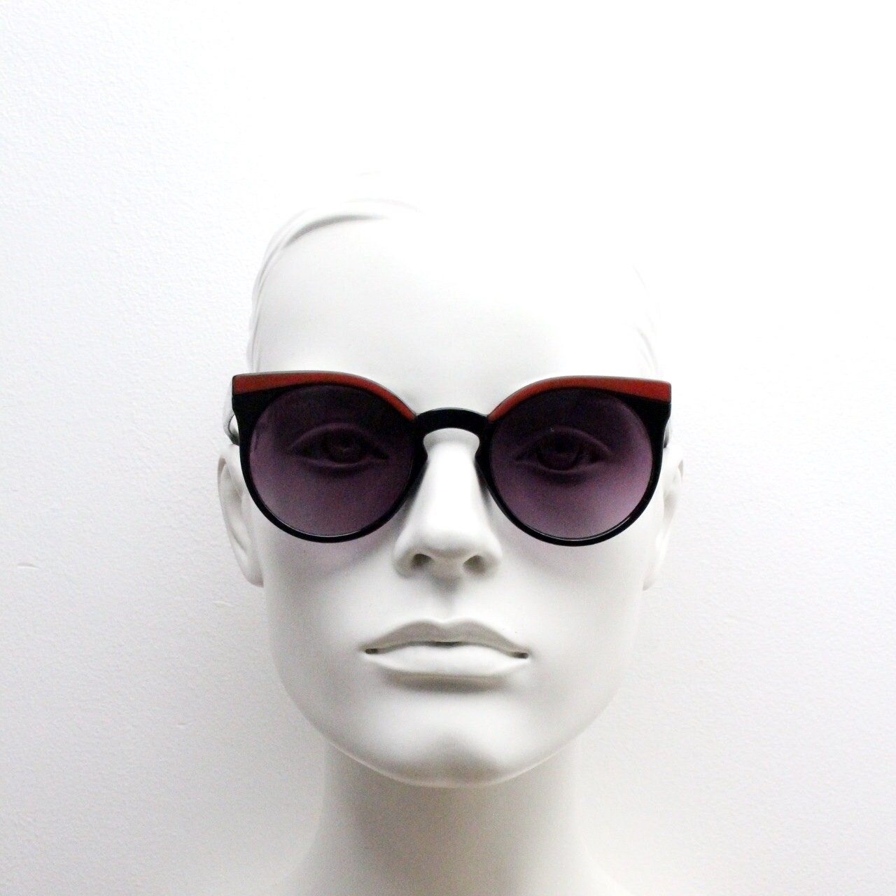 Vintage 80s flat top cat eye sunglasses. Womens black cateye with red brow and graduating smoky lenses. Rockabilly pin up. NOS catseye