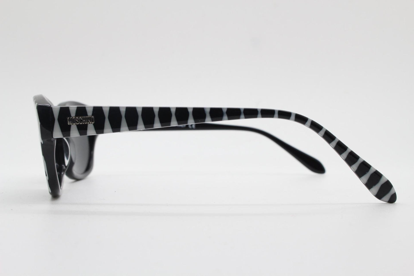 Moschino mind bending op art pattern cateye sunglasses made in Italy. Womens vintage monochrome acetate frame cat eye. 60s design. NOS