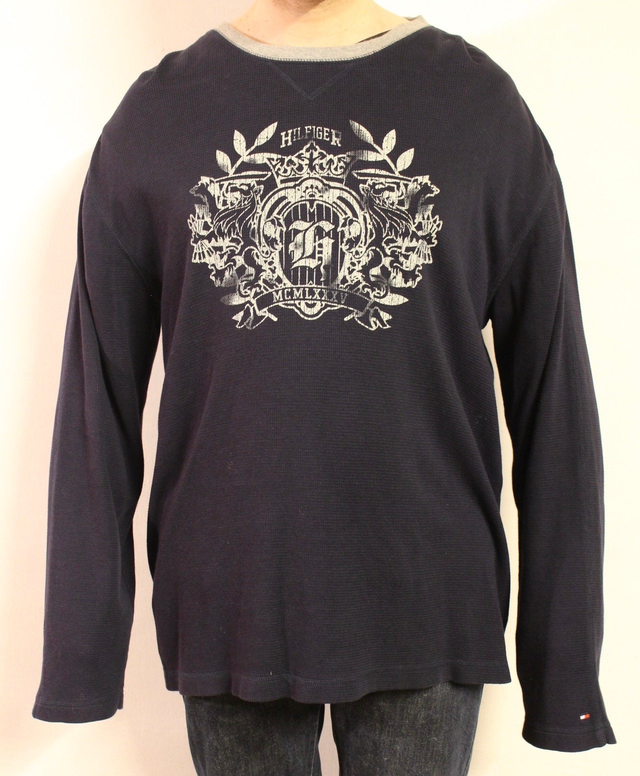 Tommy Hilfiger vintage pullover . Plain navy XL crew neck sweatshirt with big heritage crest print. Round neck oversized jumper