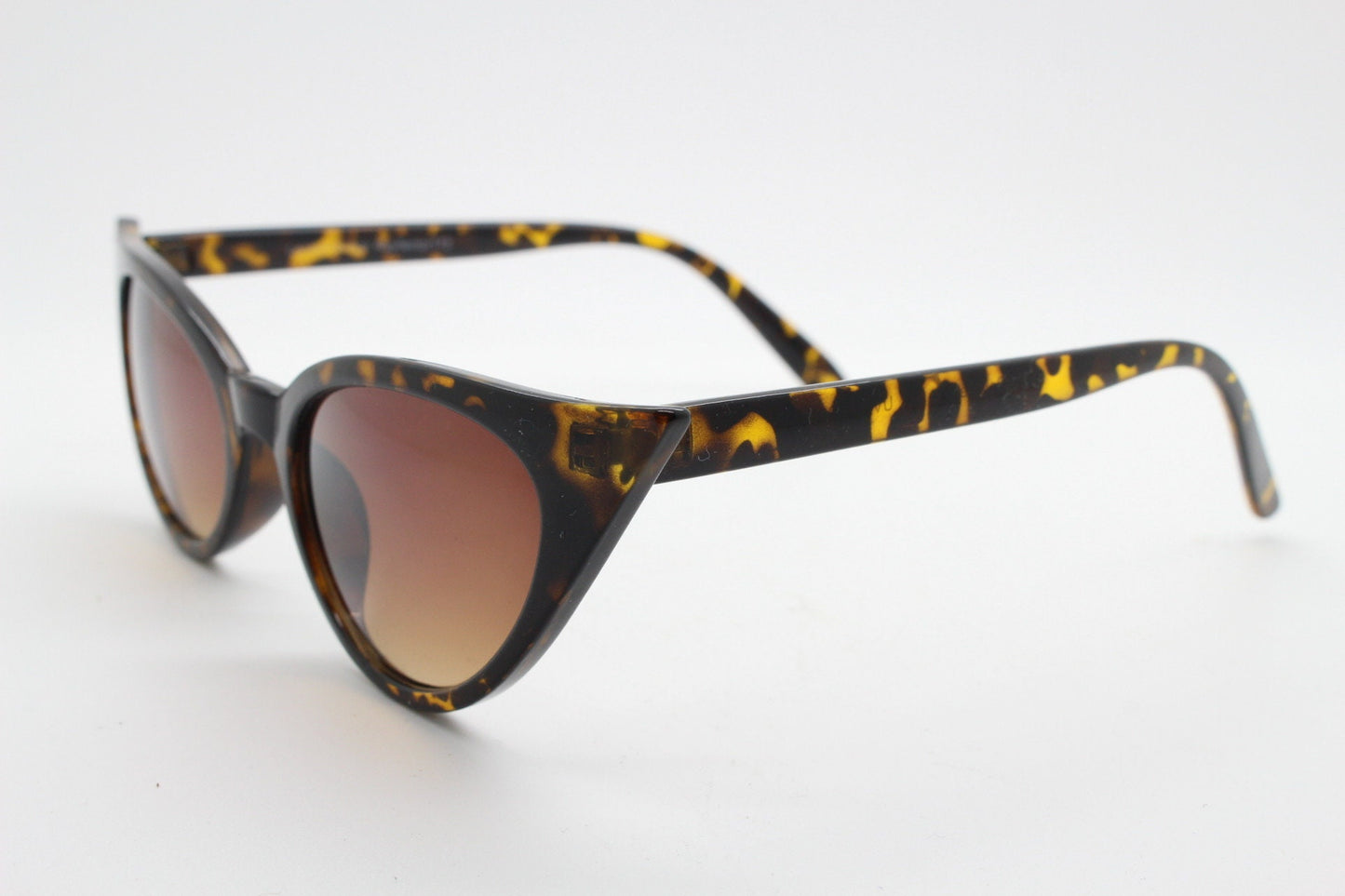 Y2K vintage pointed cat eye sunglasses. Tortoise slender frame with graduated lenses. Womens 50s style rockabilly, pin up shades