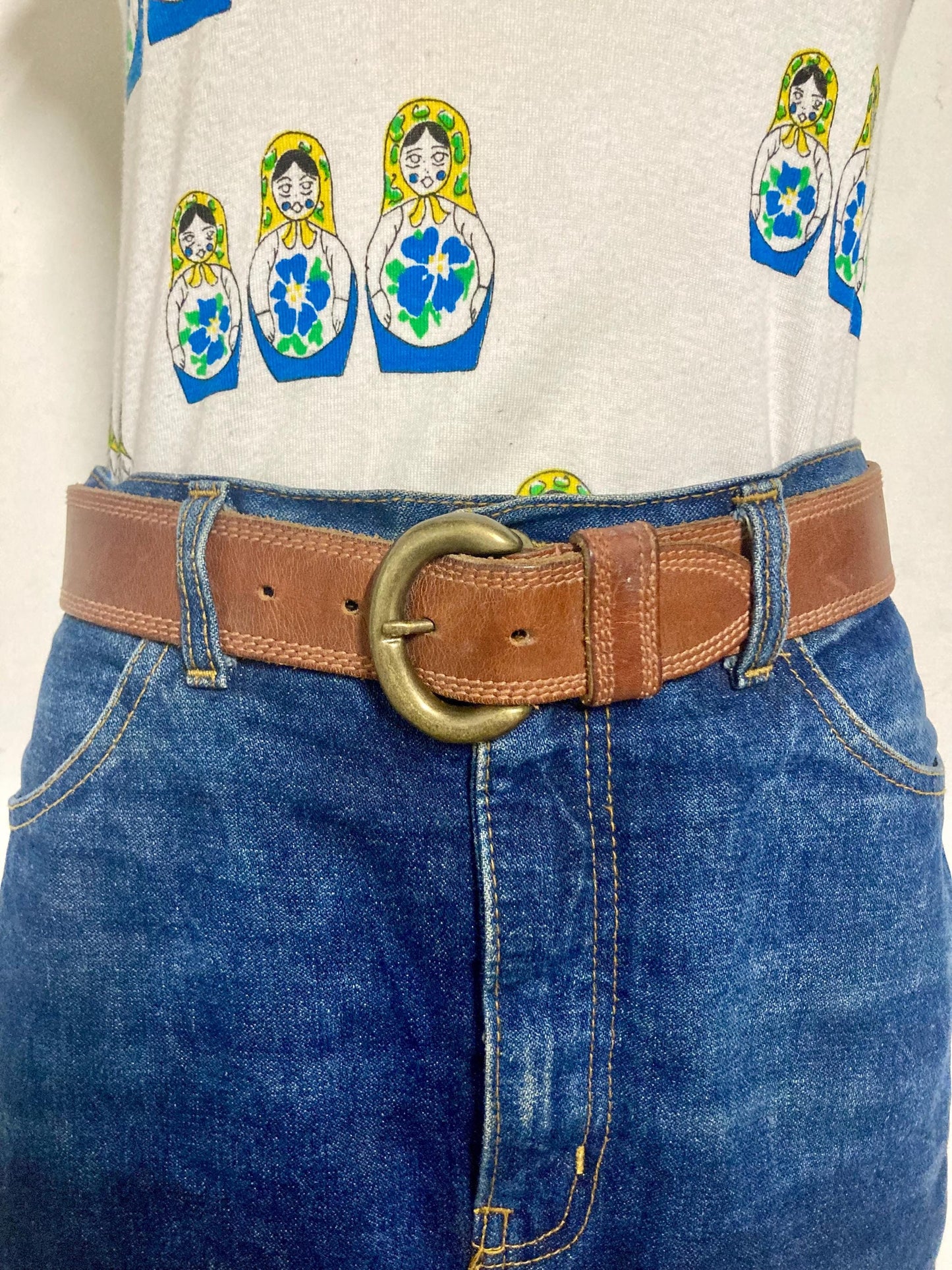 80s vintage jeans or trousers belt with brass buckle. Tan brown substantial single cut genuine leather construction with triple stitching