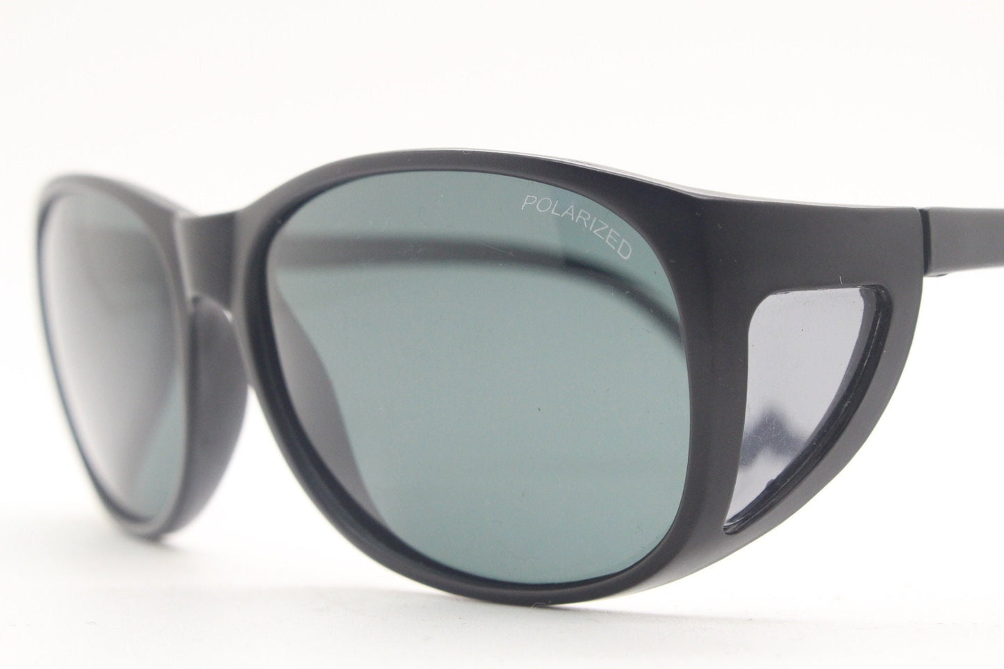 Y2K vintage round side window polarized sunglasses. Black matt frame with curved shield lenses. Small fitovers. 2000s goggle