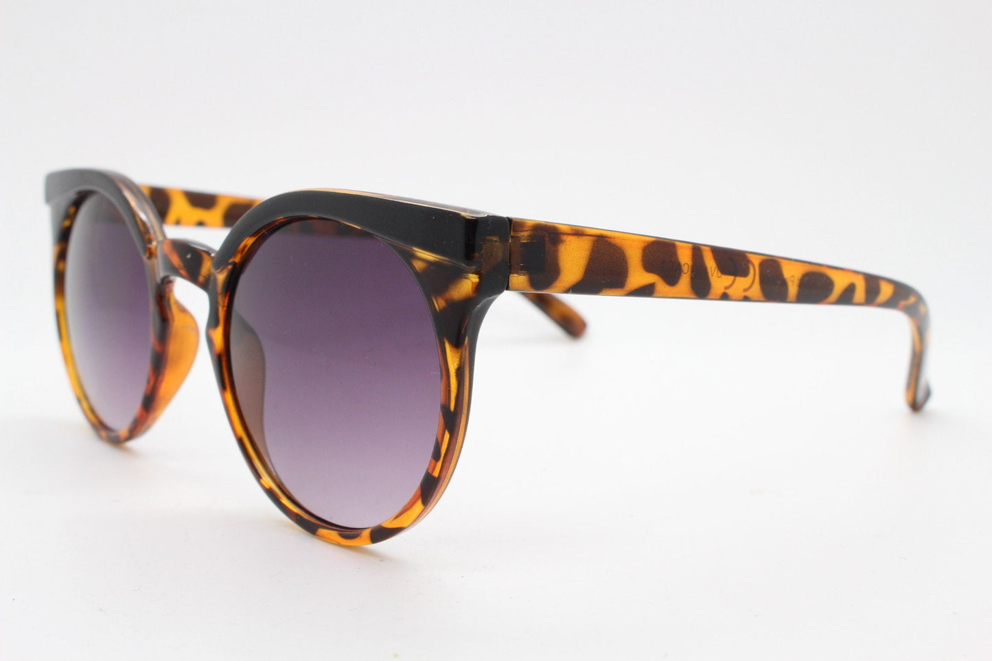 Vintage 80s flat top cat eye sunglasses. Women's sharp angled tortoise cateye with graduating smoky lenses. Rockabilly pin up. BNWT catseye