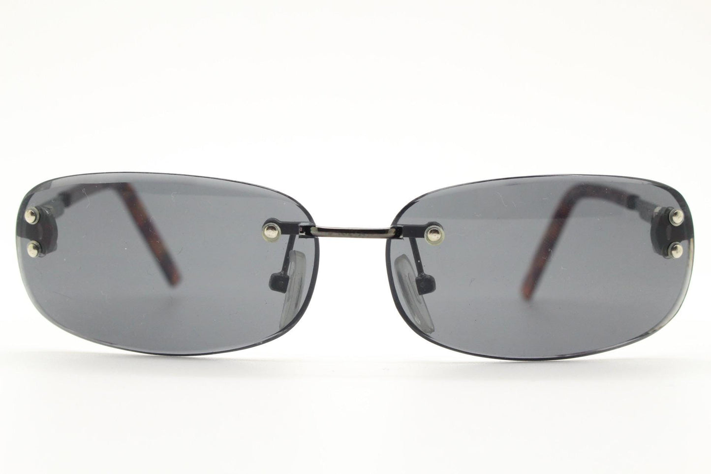 90s vintage minimal frameless sunglasses. Black rectangular lens with gunmetal grey trim and tortoise arms. Simple and effective design. NOS