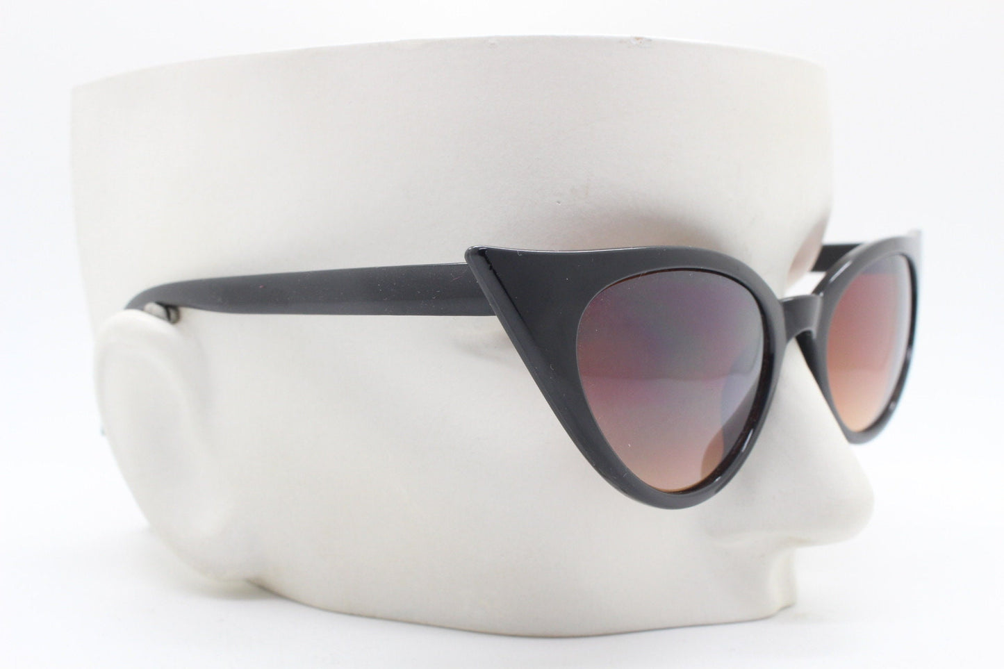 Y2K vintage pointed cat eye sunglasses. Womens black slender 50s style frame with Havana brown lenses. Rockabilly, bad girl pin up