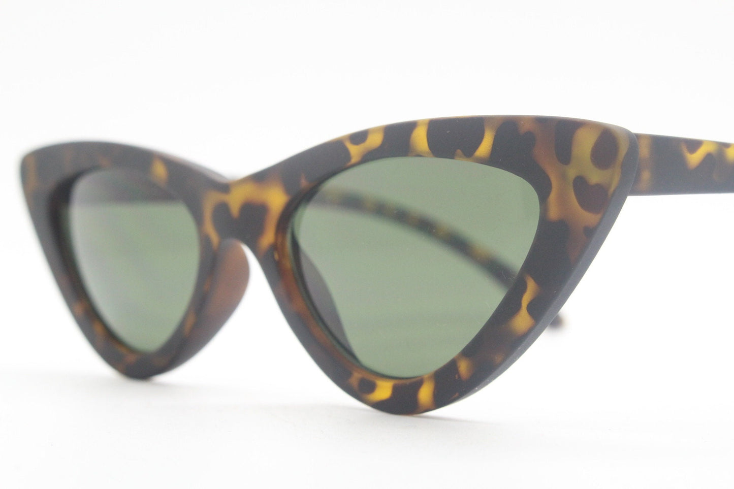 Vintage Y2K pointed cat eye sunglasses. Womens stylised tortoise cat eye frame in a rubber finish. 2000s Rockabilly pin up cats eye. BNWT