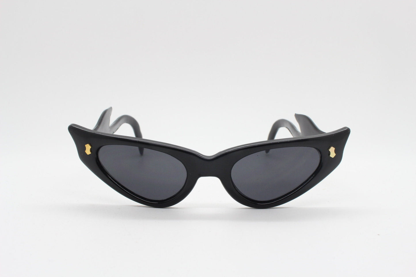 80s vintage pointed cat eye sunglasses with mind blowing flamed arms in a black slender frame. Womens 50s style rockabilly pin up. BNWT NOS