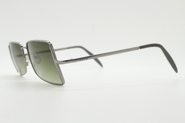 Exte rectangular 90s vintage sunglasses made in Italy. Grey chrome low profile frame with graduating green lenses