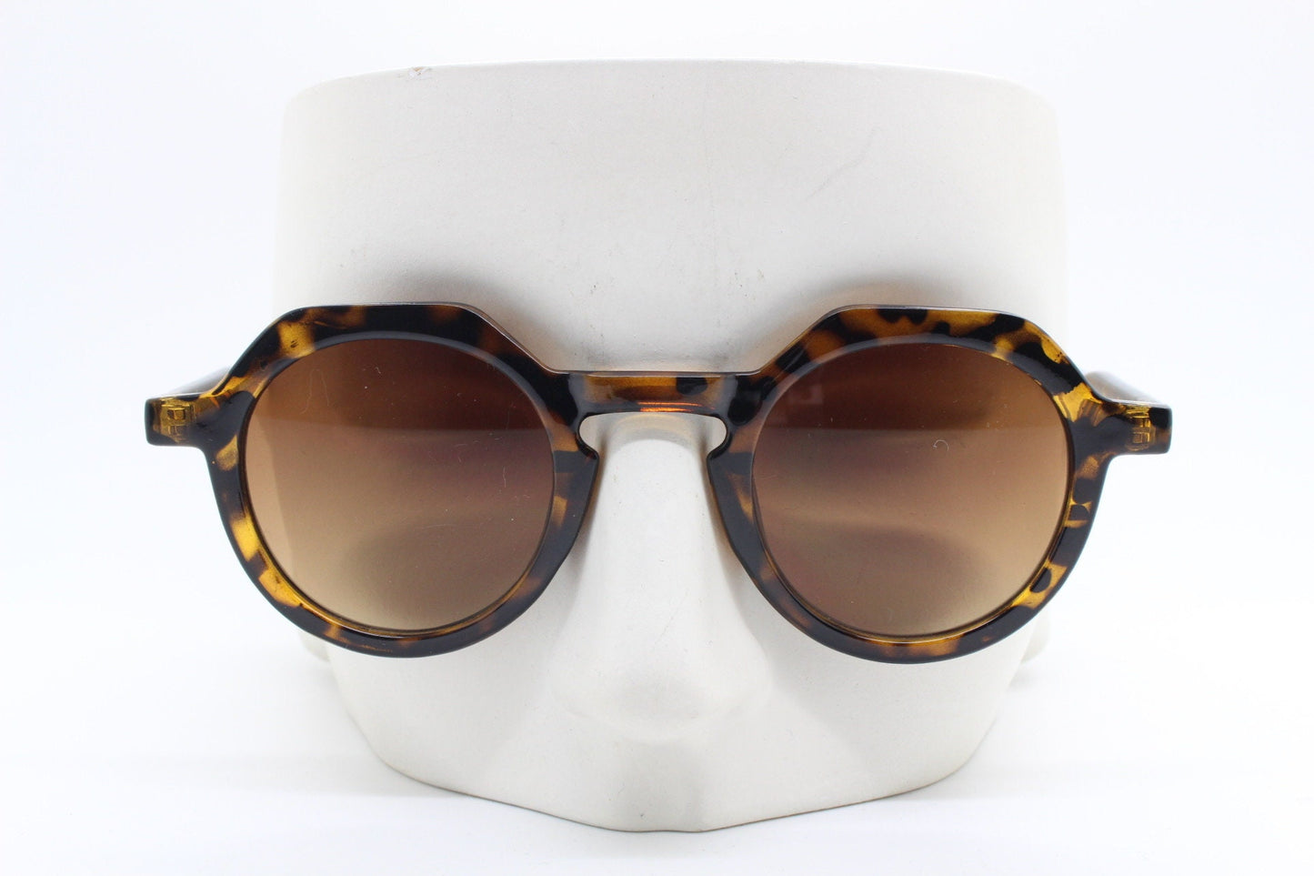 90s vintage round flat top sunglasses. 30s, 40s style tortoise frame with Havana brown lenses. BNWT