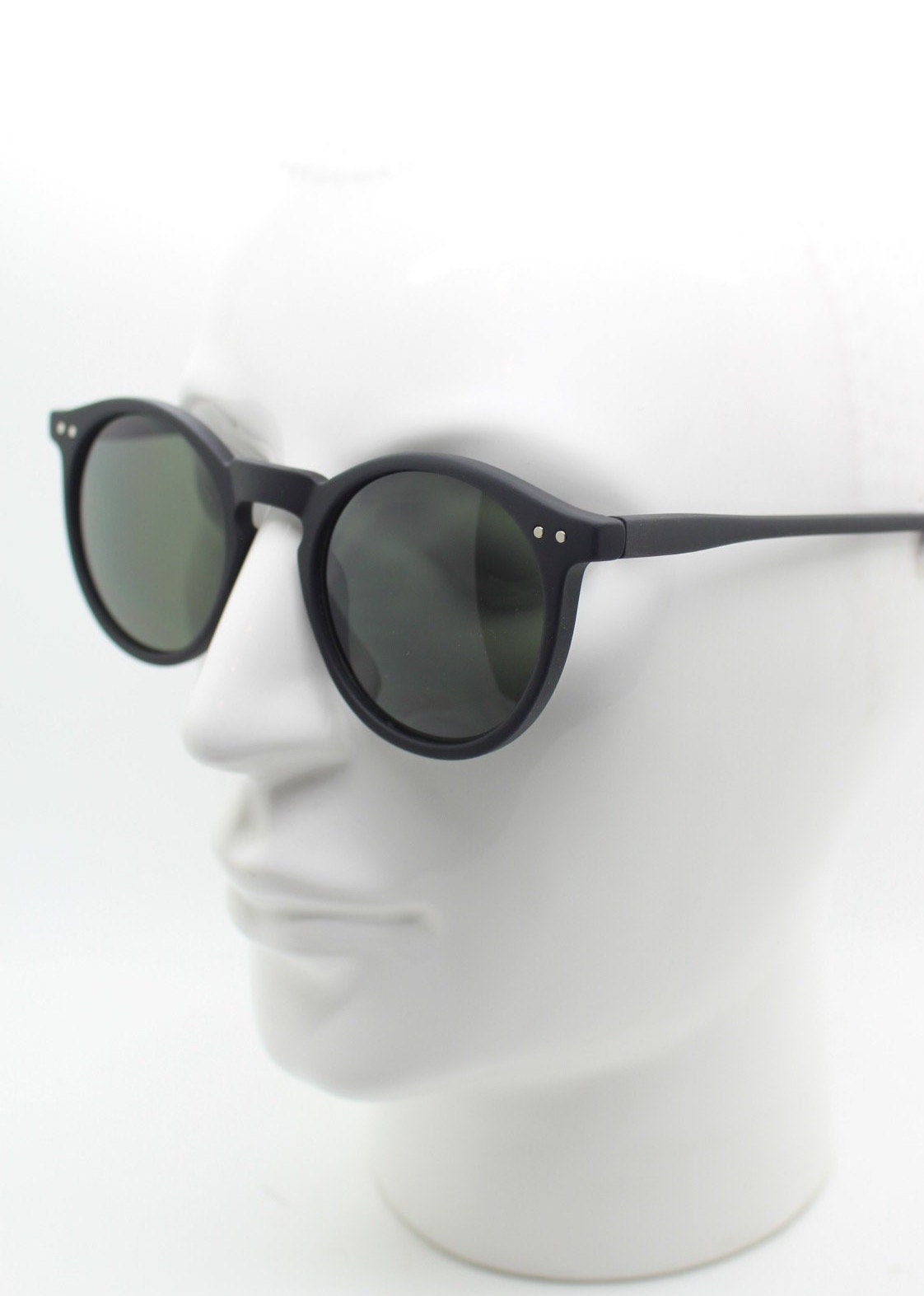 90s vintage round glasses. Classic 30s, 20s style black frame in a rubber finish with green lenses and keyhole bridge. O Malley