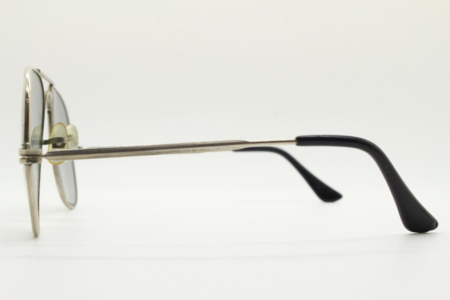 70s vintage aviator sunglasses. Optimal shape classic pilot aviators in a silver metal frame with light tone real glass lenses. Teardrop,