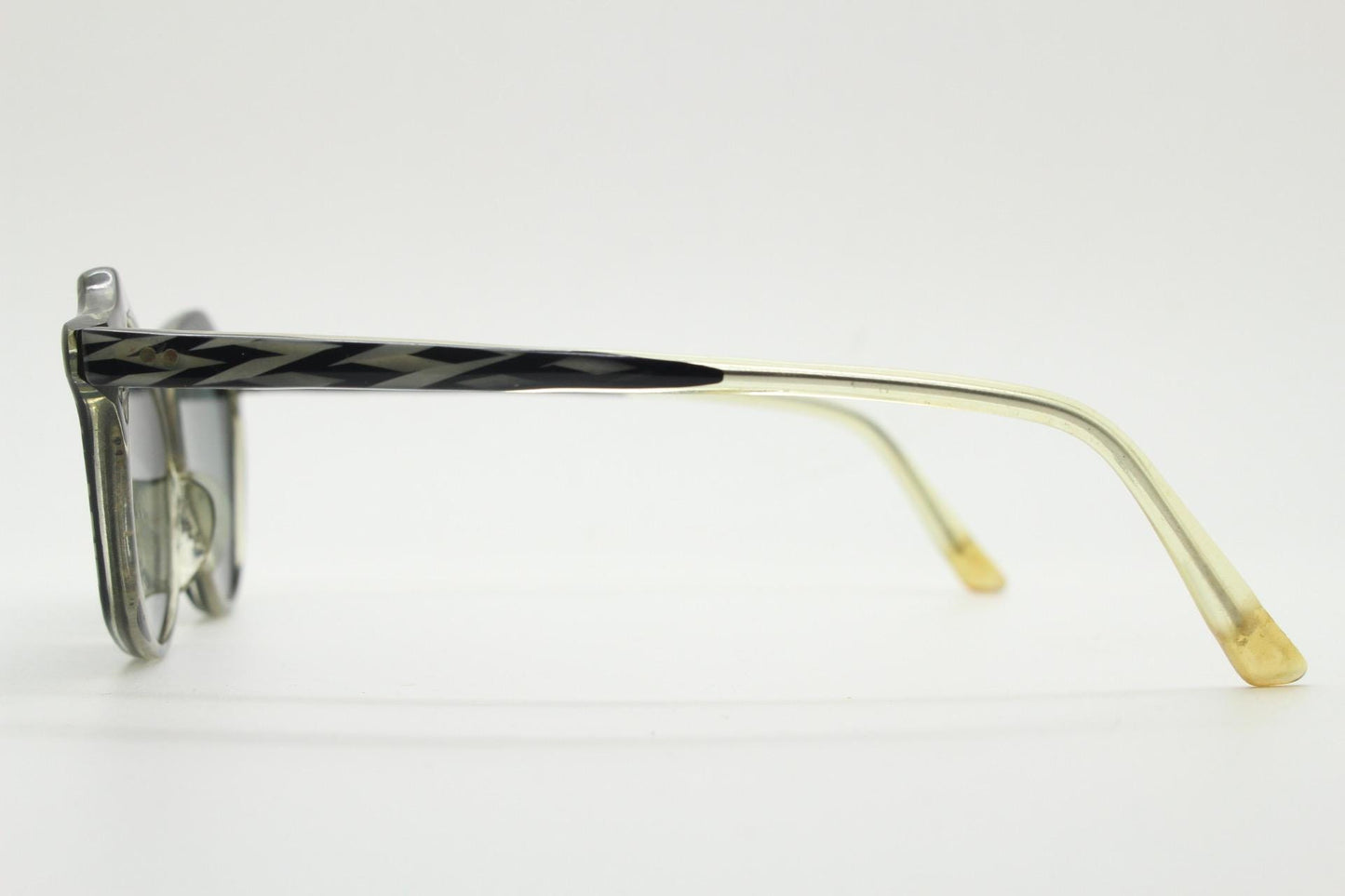 50s vintage cat eye sunglasses. Womens dynamic black and white angular cateye frame with zig zag pattern. 40s. Bad girl pinup. Rockabilly
