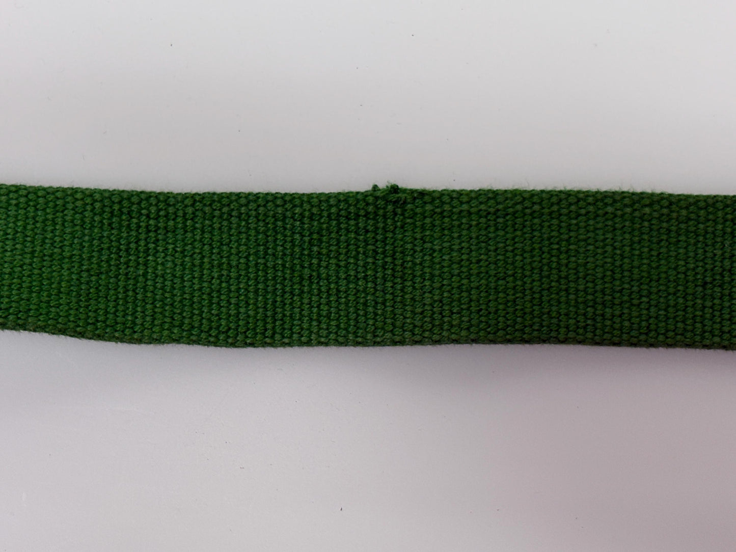 90s vintage army style belt. Fresh apple green colour canvas. No holes format with slide lock silver chrome buckle. Fully adjustable