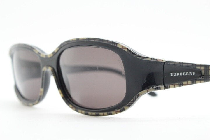 Burberry 90s vintage rectangular sunglasses model 8334/S made by Safilo. Low profile wrap around frame with subtle classic check pattern