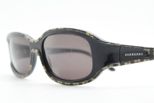 Burberry 90s vintage rectangular sunglasses model 8334/S made by Safilo. Low profile wrap around frame with subtle classic check pattern