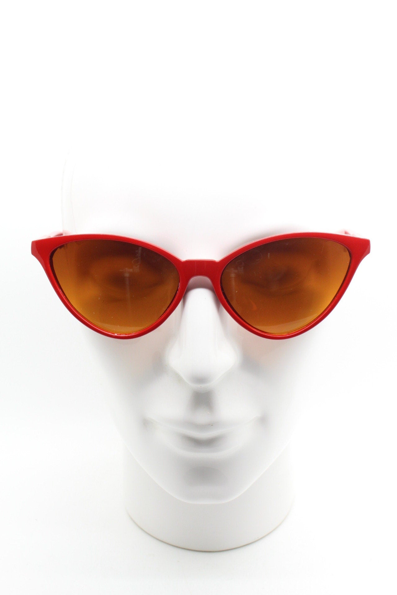 Vintage Y2K red cat eye sunglasses. 2000s womens slim cateye frame with graduated lenses. 50s style rockabilly, pin up. NOS catseye
