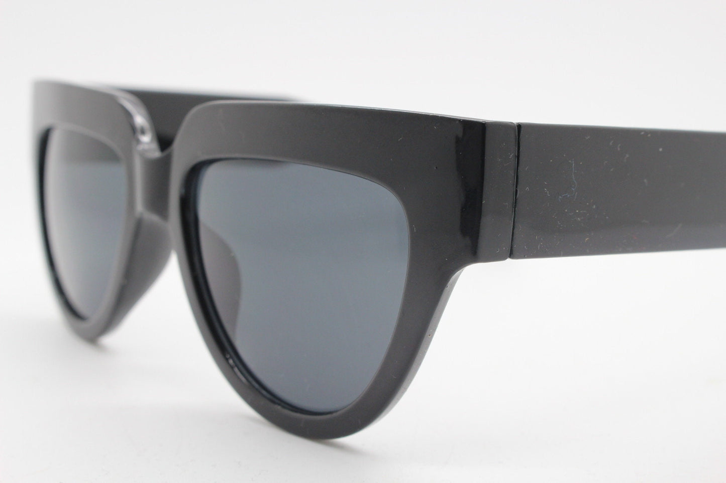 Vintage Y2K pointed cat eye sunglasses. Womens solid black 60s style flat brow cateye frame. Rockabilly. NOS catseye
