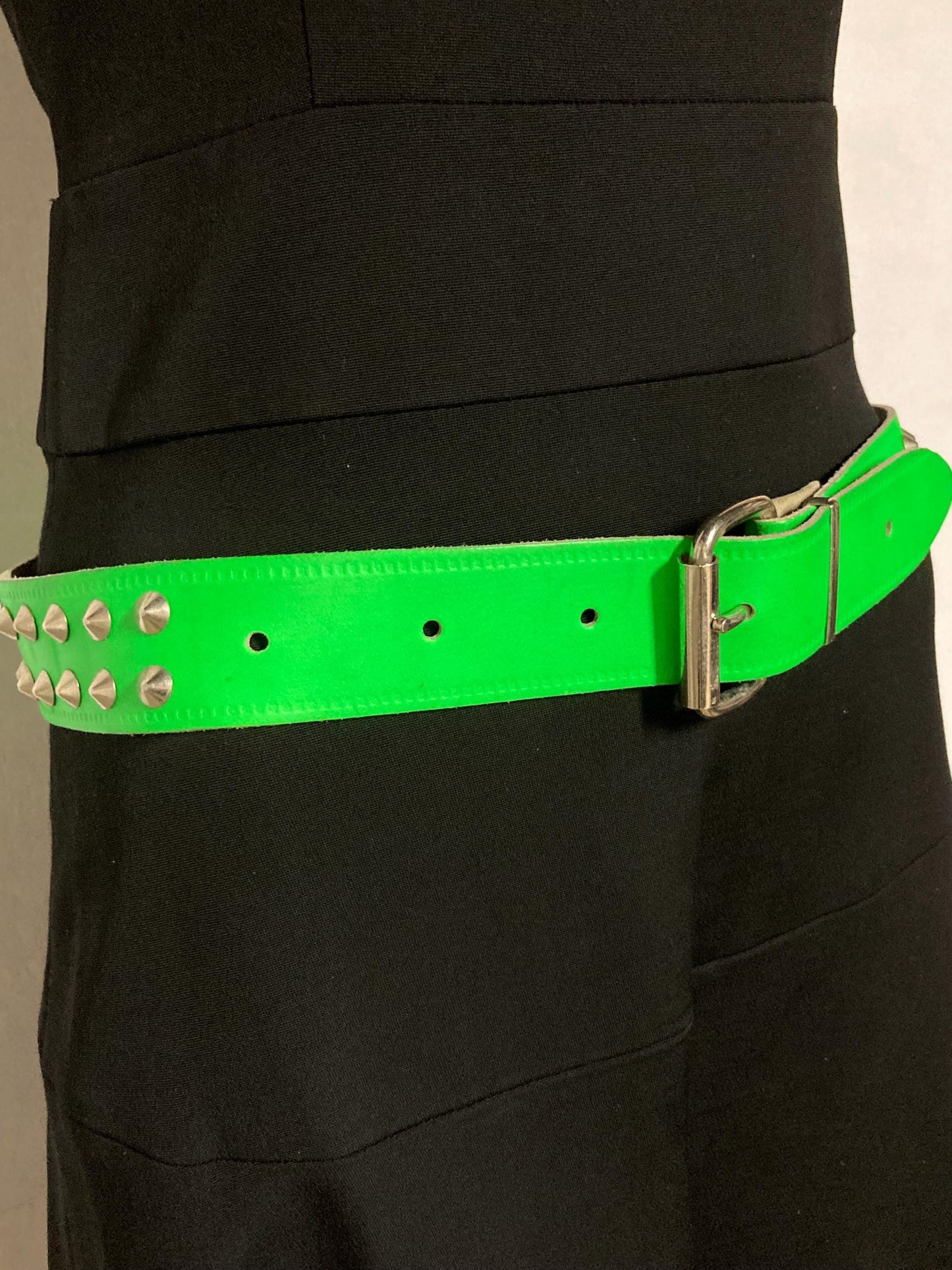 80s vintage thick genuine leather studded belt. Green dayglo with changeable buckle and 2 rows of conical silver metal studs. NOS size M