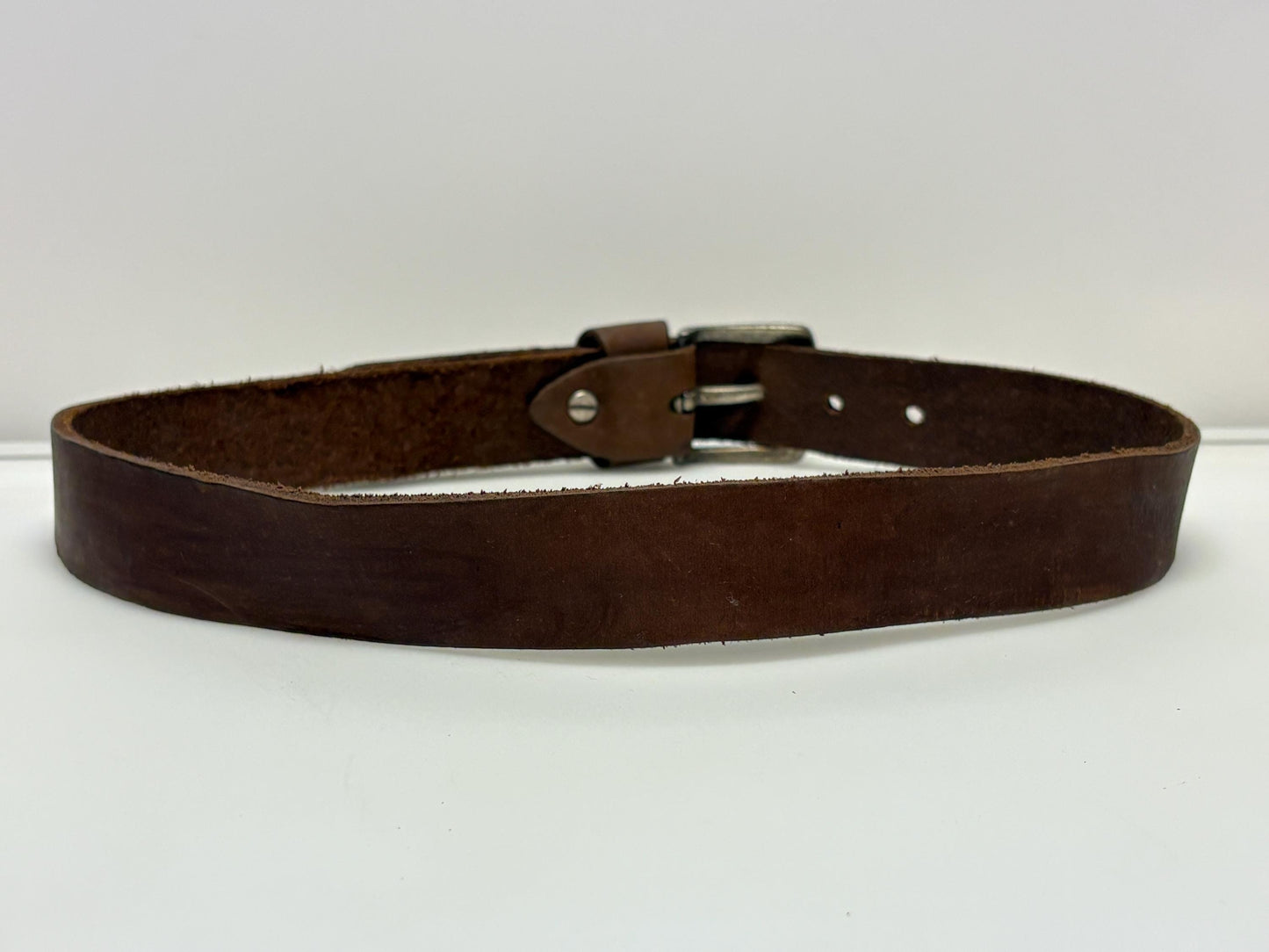 Fat Face Y2K vintage thick brown genuine leather belt for jeans with distressed solid metal buckle. Single piece cowhide with suede back