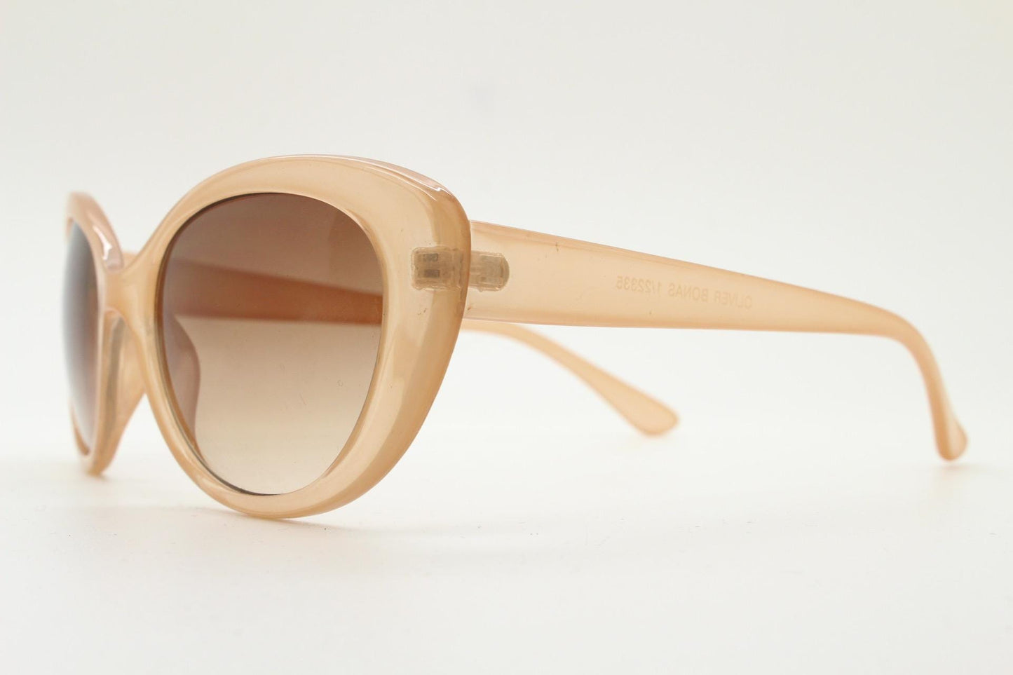 Oliver Bonas Vintage Y2K oval cat eye sunglasses. 2000s womens beige cateye with well matched graduating Havana brown lenses. NOS