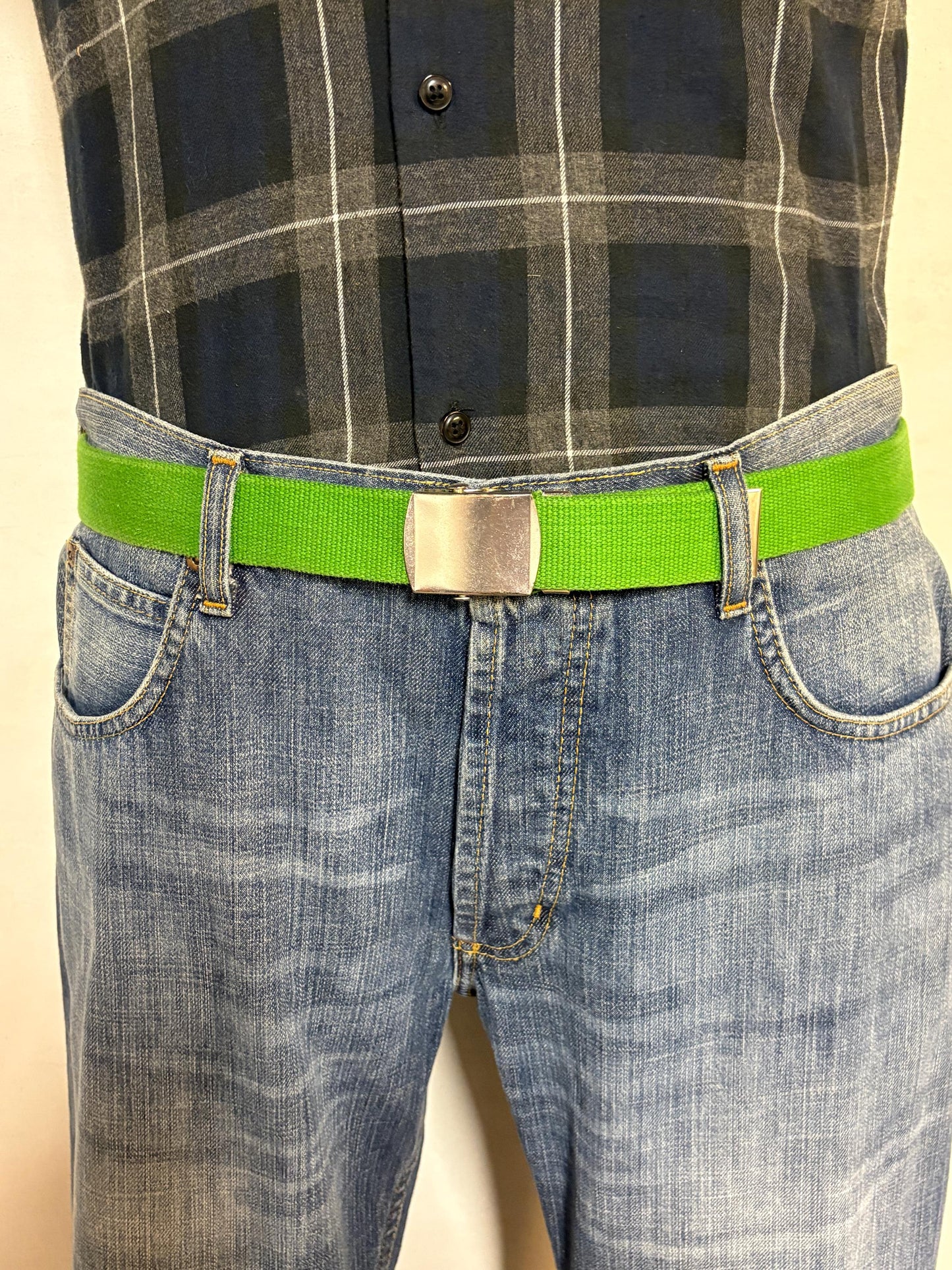 90s vintage army style belt. Fresh apple green colour canvas. No holes format with slide lock silver chrome buckle. Fully adjustable