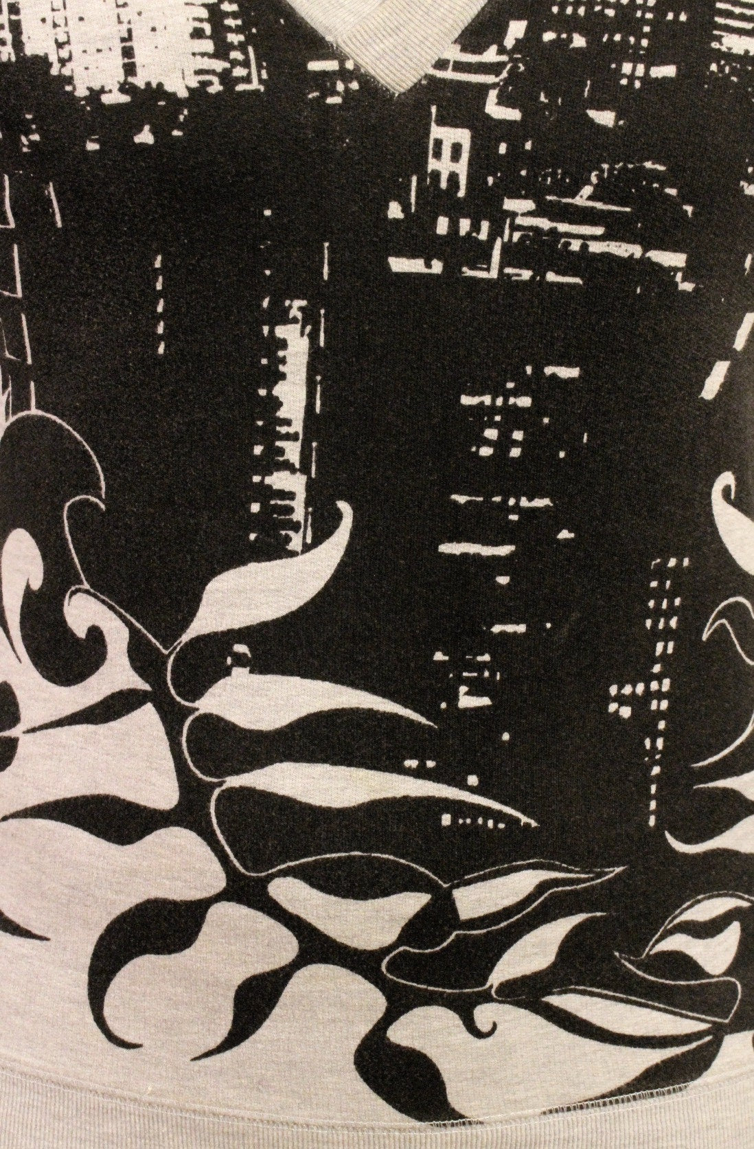 Vintage Y2K v neck grey sweatshirt with black abstract city scape graphic print. Womens fitted pullover top. 2000s sweater. Jumper
