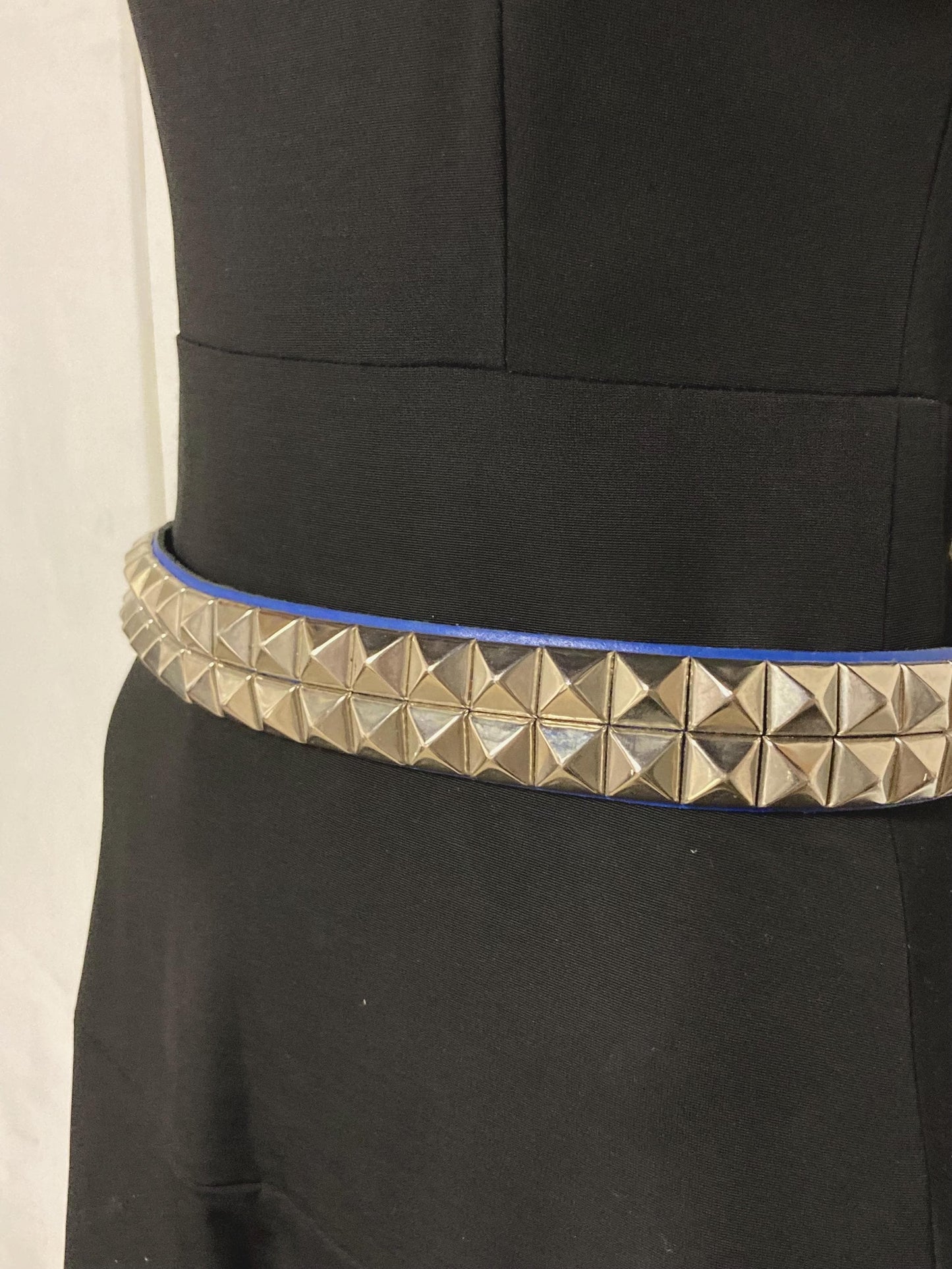 80s vintage thick genuine leather studded belt.  Royal blue with changeable buckle and 2 rows of conical silver metal studs. NOS size M
