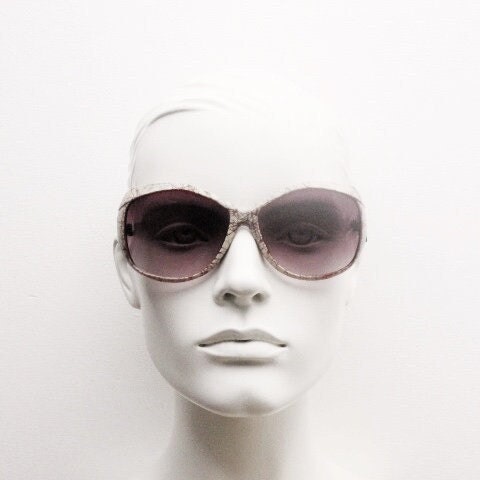 2000s s vintage abstract round sunglasses by Liz Claiborne New York. Psychedelic beige crackle print bug eye with graduating lenses. Y2K NOS