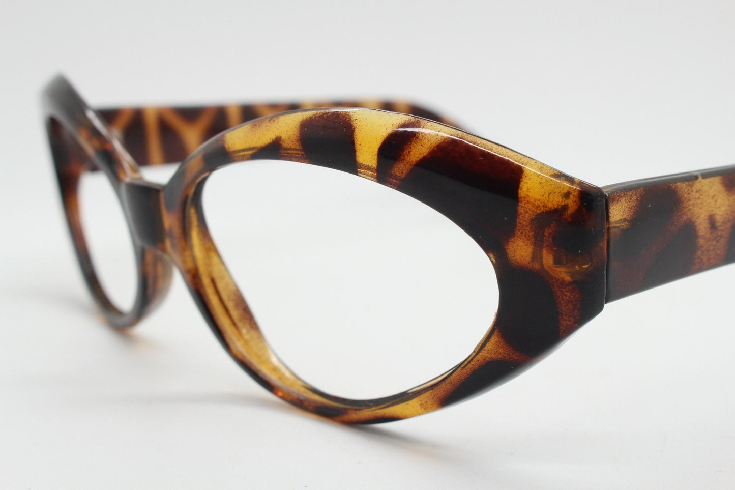 80s vintage oval cat eye glasses. Crop sided dynamic tortoise cateye optical frames. 60s style prescription eyeglasses. RX spectacles. NOS