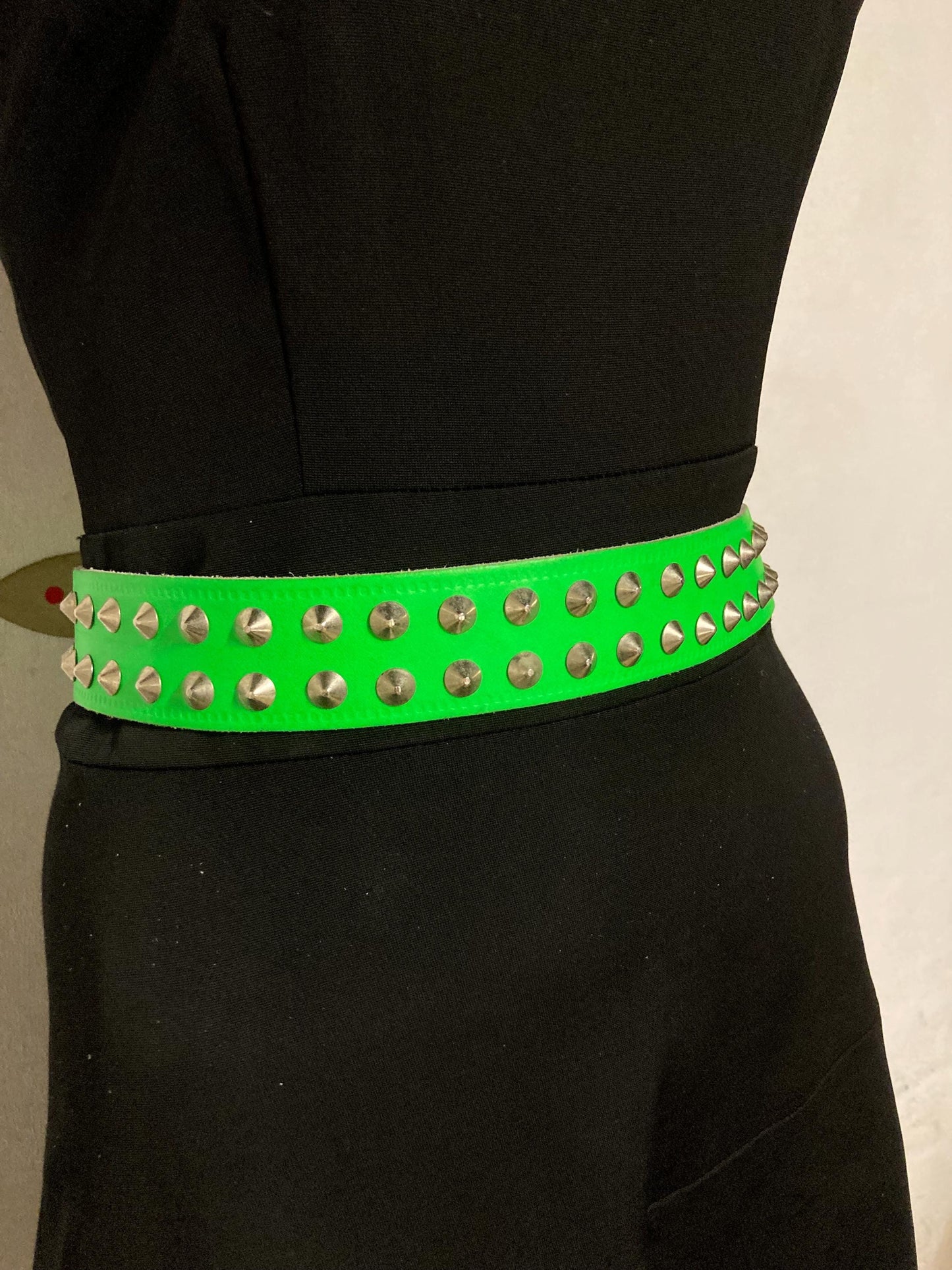 80s vintage thick genuine leather studded belt. Green dayglo with changeable buckle and 2 rows of conical silver metal studs. NOS size M