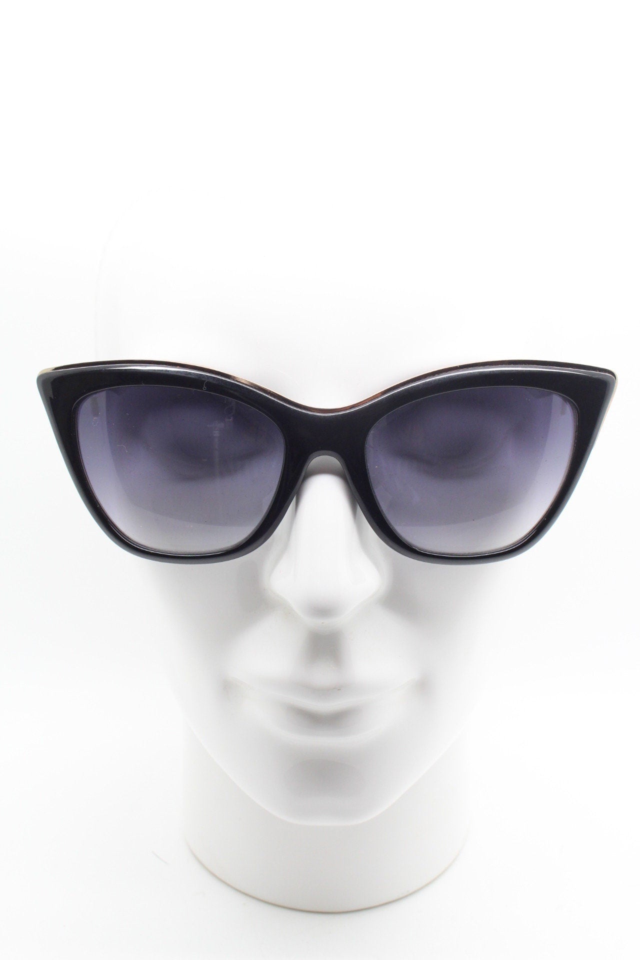 Y2K vintage cat eye sunglasses. Bold black frame with sultry graduated lenses. Womens 50s style rockabilly pin up shades