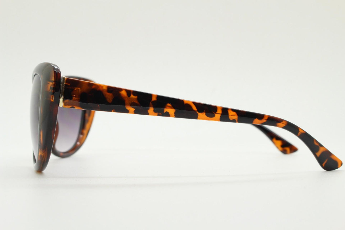 Vintage Y2K oval cat eye sunglasses. 2000s womens tortoise cateye with black graduating lenses. Rockabilly pin up. NOS catseye