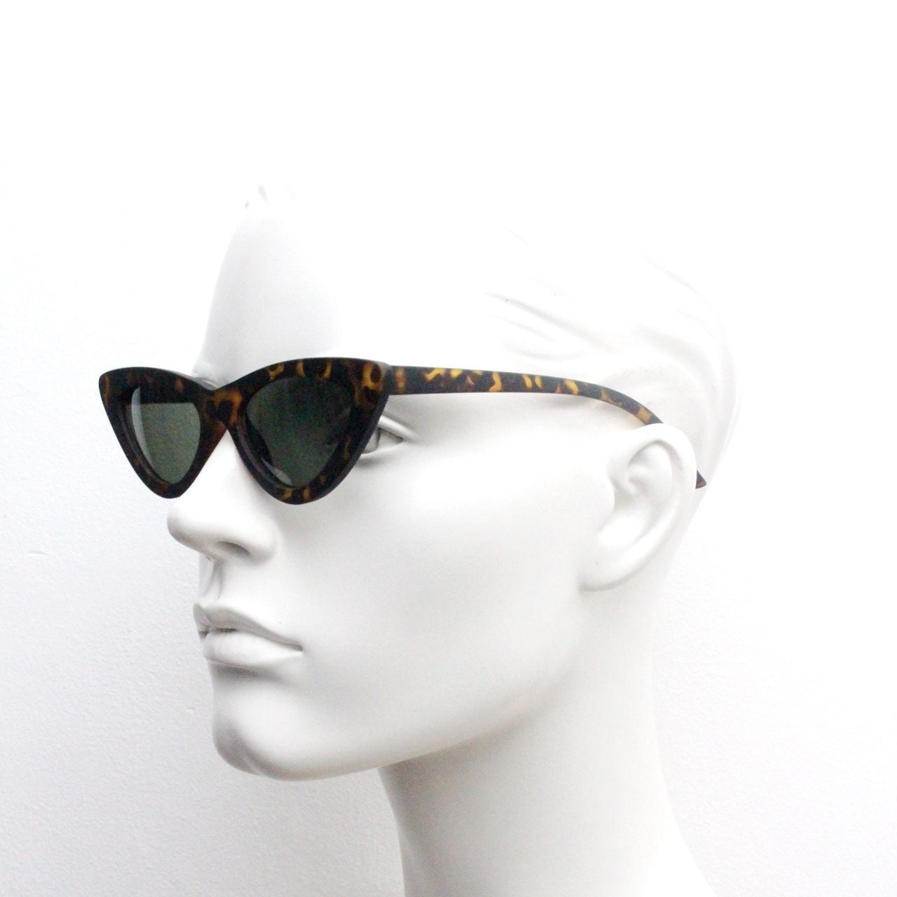Vintage Y2K pointed cat eye sunglasses. Womens stylised tortoise cat eye frame in a rubber finish. 2000s Rockabilly pin up cats eye. BNWT