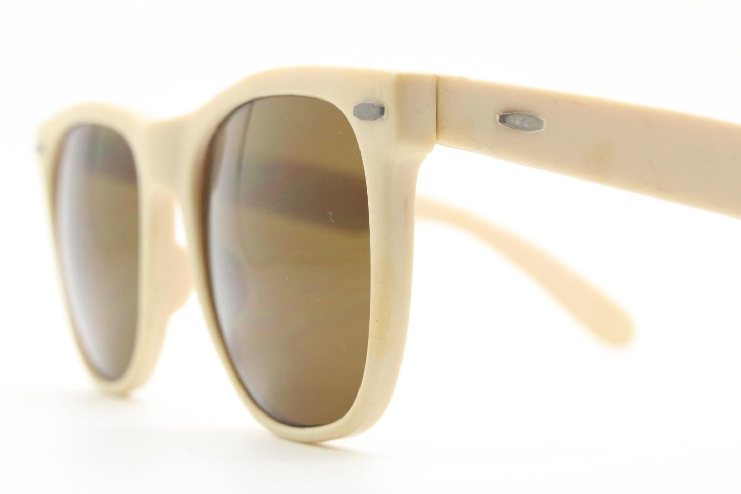Vintage 80s wayfarer style sunglasses. All time classic slightly oversized design in matt white with brown lenses. Flava Flav