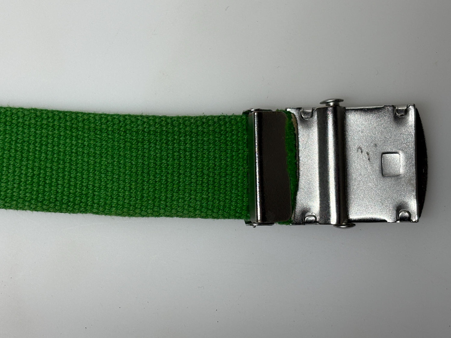 90s vintage army style belt. Fresh apple green colour canvas. No holes format with slide lock silver chrome buckle. Fully adjustable