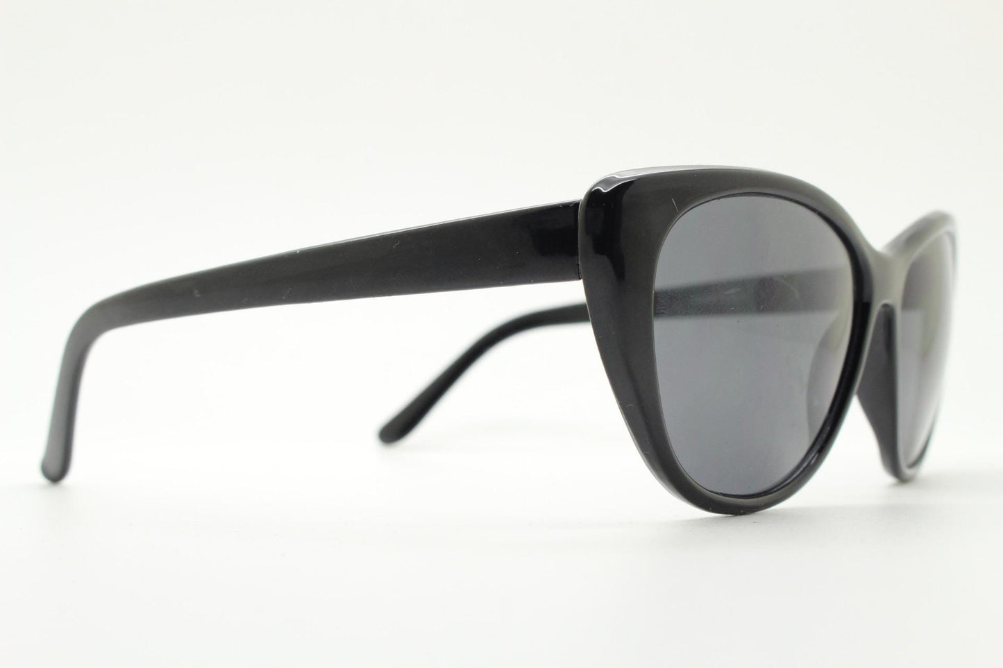 Vintage Y2K oval cat eye sunglasses. Womens plain black cateye in slightly large proportions. Rockabilly pin up. 2000s NOS catseye