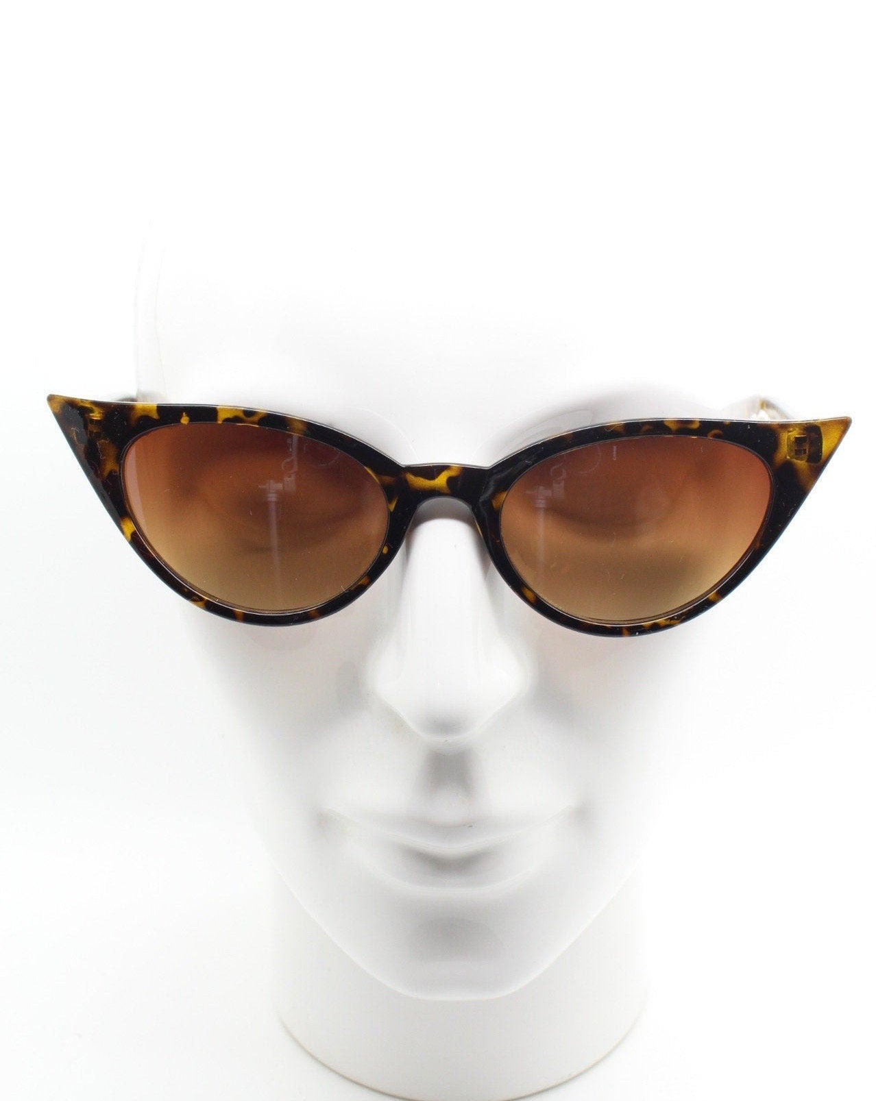 Y2K vintage pointed cat eye sunglasses. Tortoise slender frame with graduated lenses. Womens 50s style rockabilly, pin up shades