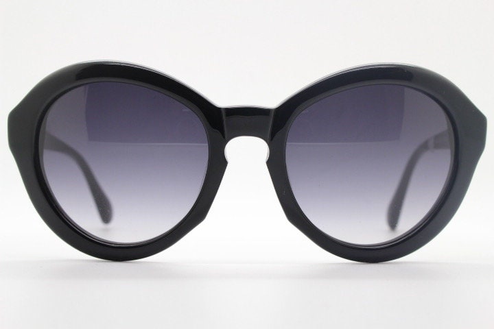 Moschino oversized 60s design sunglasses model 72101SA. Womens big thick black acetate frame with keyhole bridge. Y2k vintage