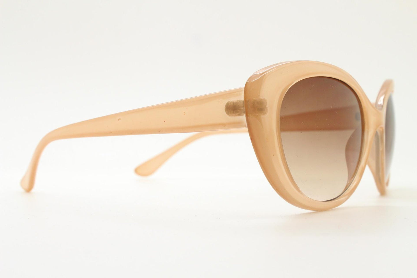 Oliver Bonas Vintage Y2K oval cat eye sunglasses. 2000s womens beige cateye with well matched graduating Havana brown lenses. NOS